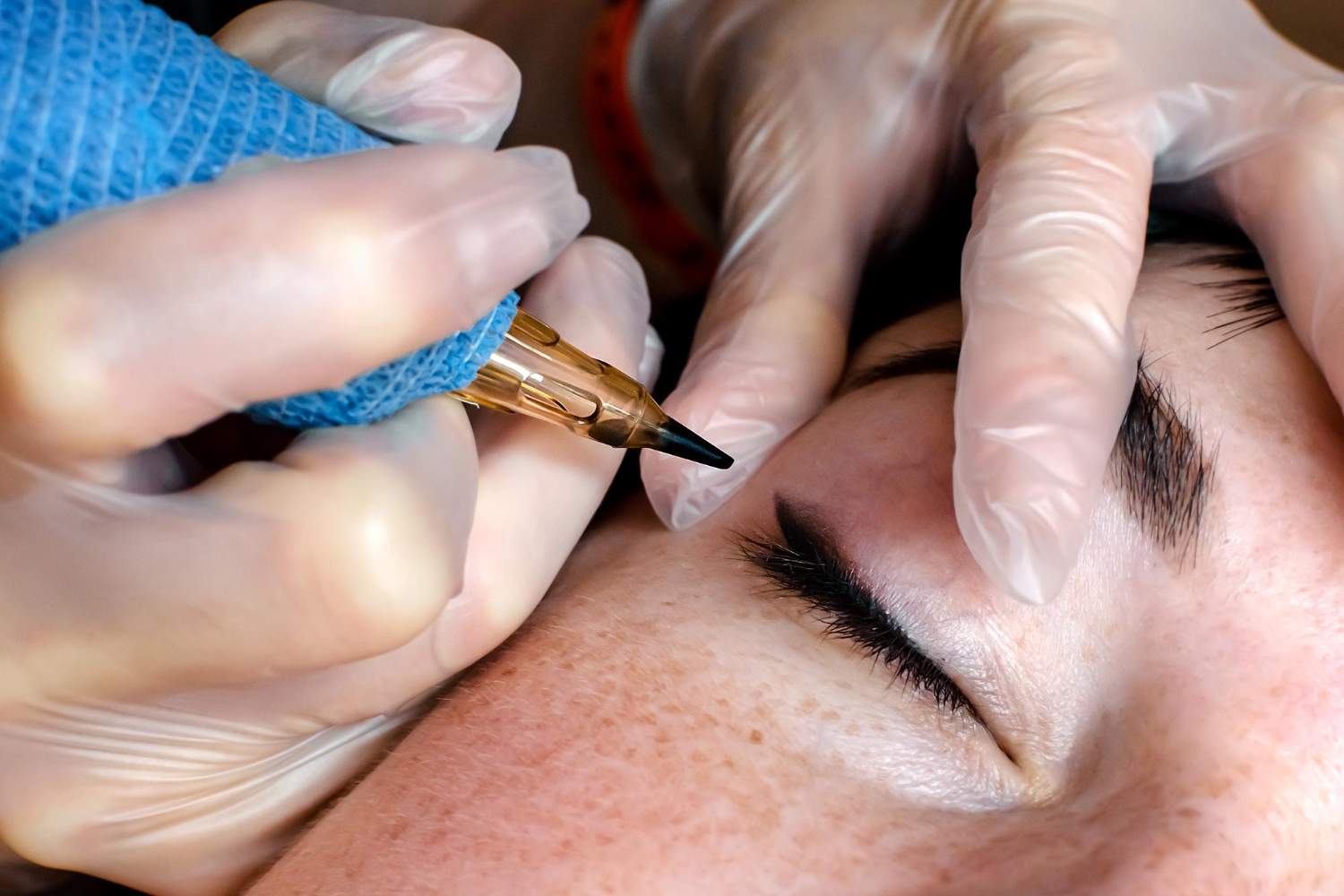 Tatuaje de cejas y pestañas sin dolor en Alcalá de Henares